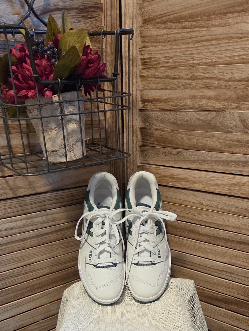 NWOT New Balance 550 White W/Green Trim 8 Women 6.5 Men